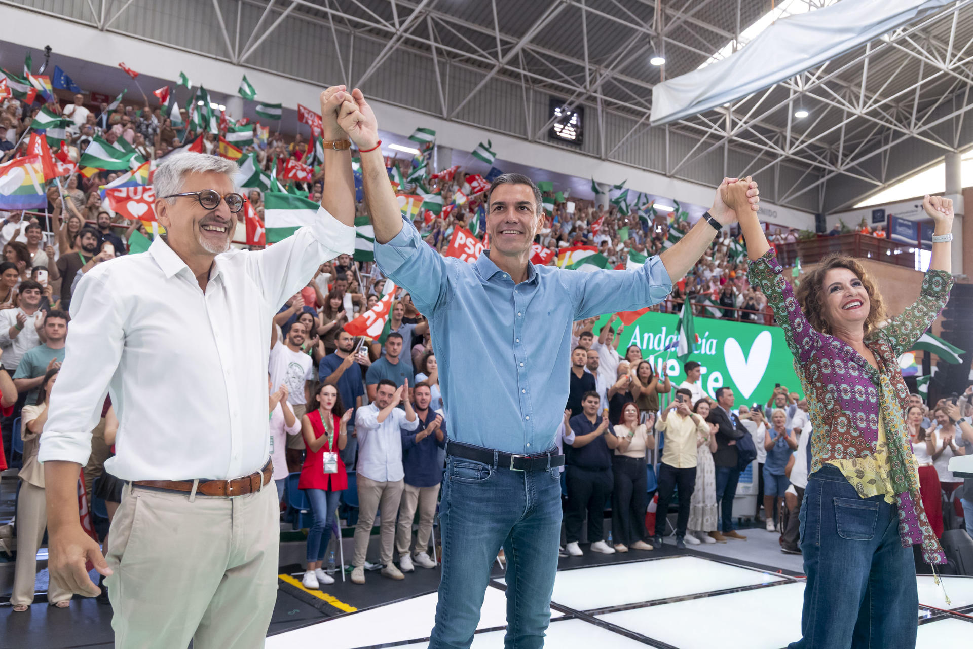 El secretario general del PSOE y presidente del Gobierno de España, Pedro Sánchez (c) junto a la secretaria general del PSOE-A y candidata socialista a la Junta de Andalucía, María Jesús Montero (d) y el secretario general del PSOE de Málaga, Josele Aguilar (i), asisten a un acto del partido socialista con militantes. EFE/Daniel Pérez