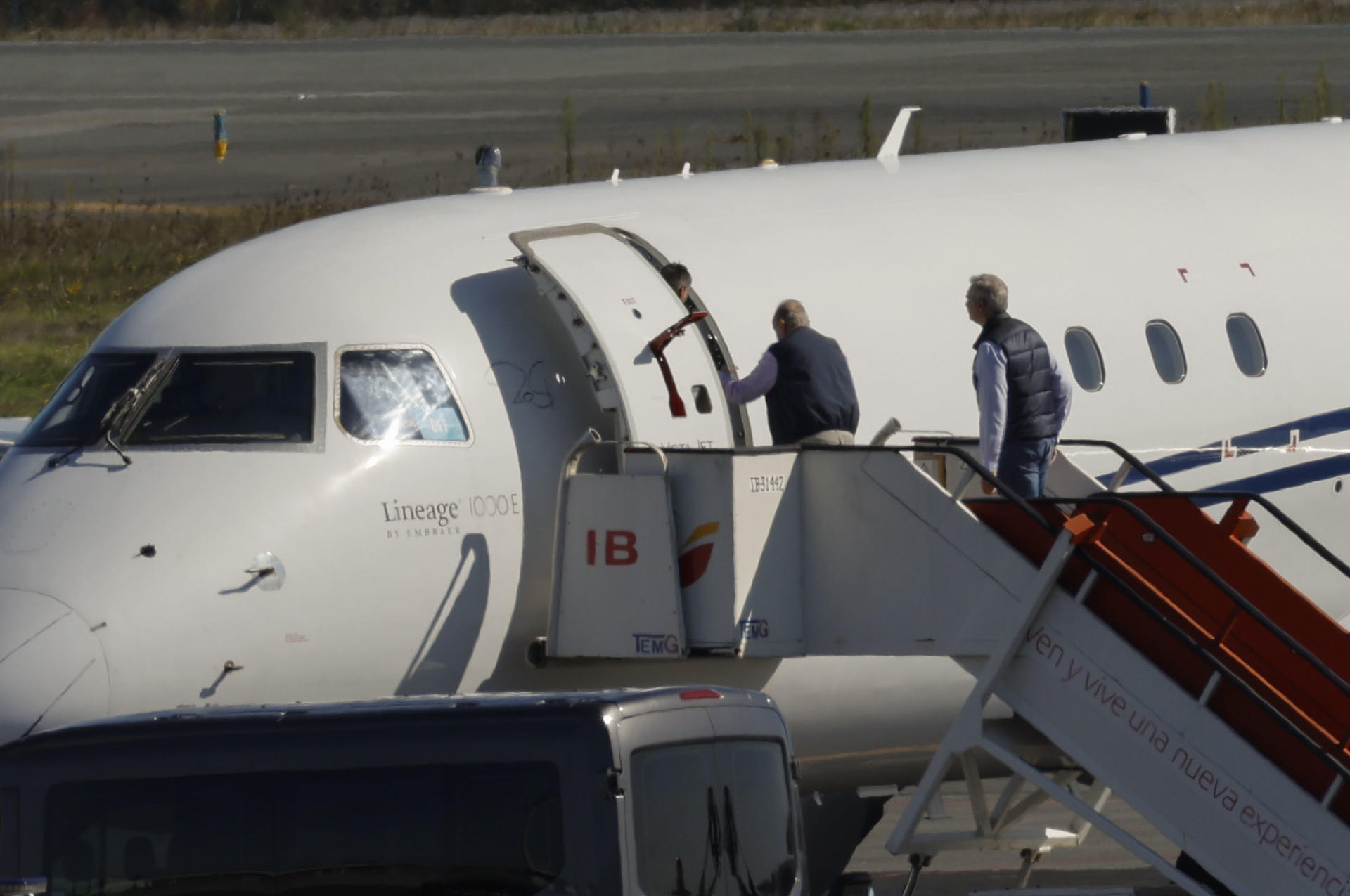 El rey Juan Carlos sube al avión que le trasladará a Nueva York tras participar este fin de semana en las regatas de Sanxenxo. Juan Carlos viajará a Estados Unidos, donde el próximo lunes, 22 de septiembre se disputa el Mundial de la clase 6M. EFE/ Lavandeira Jr