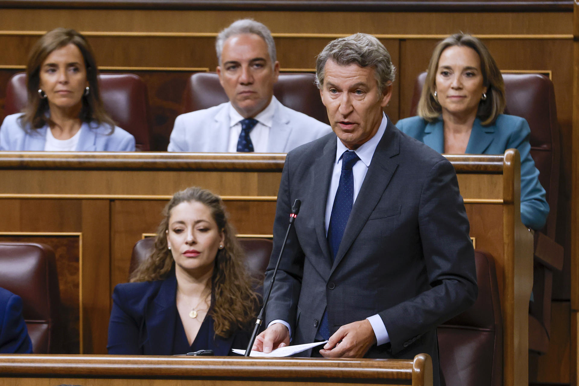 El líder del Partido Popular, Alberto Núñez-Feijóo, durante la sesión de control celebrada, este miércoles, en el Congreso de los Diputados. EFE/ J.J. Guillén