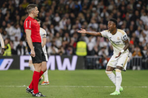 El árbitro Isidro Díaz de Mera (i) observa las quejas del delantero brasileño del Real Madrid Vinicius Junior. EFE/Ballesteros