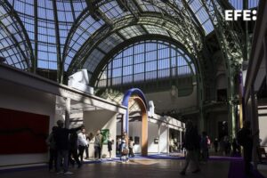 París, 19 sep (EFE).- La feria FAB París 2025 abre sus puertas este sábado en el Grand Palais con una doble mirada: la defensa y restauración del patrimonio francés a través del Museo Nissim de Camondo, y la presencia de galerías internacionales entre las que hay dos madrileñas, Guillermo de Osma y Ana Chiclana. EFE/EPA/TERESA SUAREZ