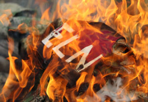Fotografía de un uniforme de un guerrillero del ELN al ser incinerado por miembros de una comunidad indígena, en Corinto (Cauca, Colombia). EFE/Ernesto Guzman
