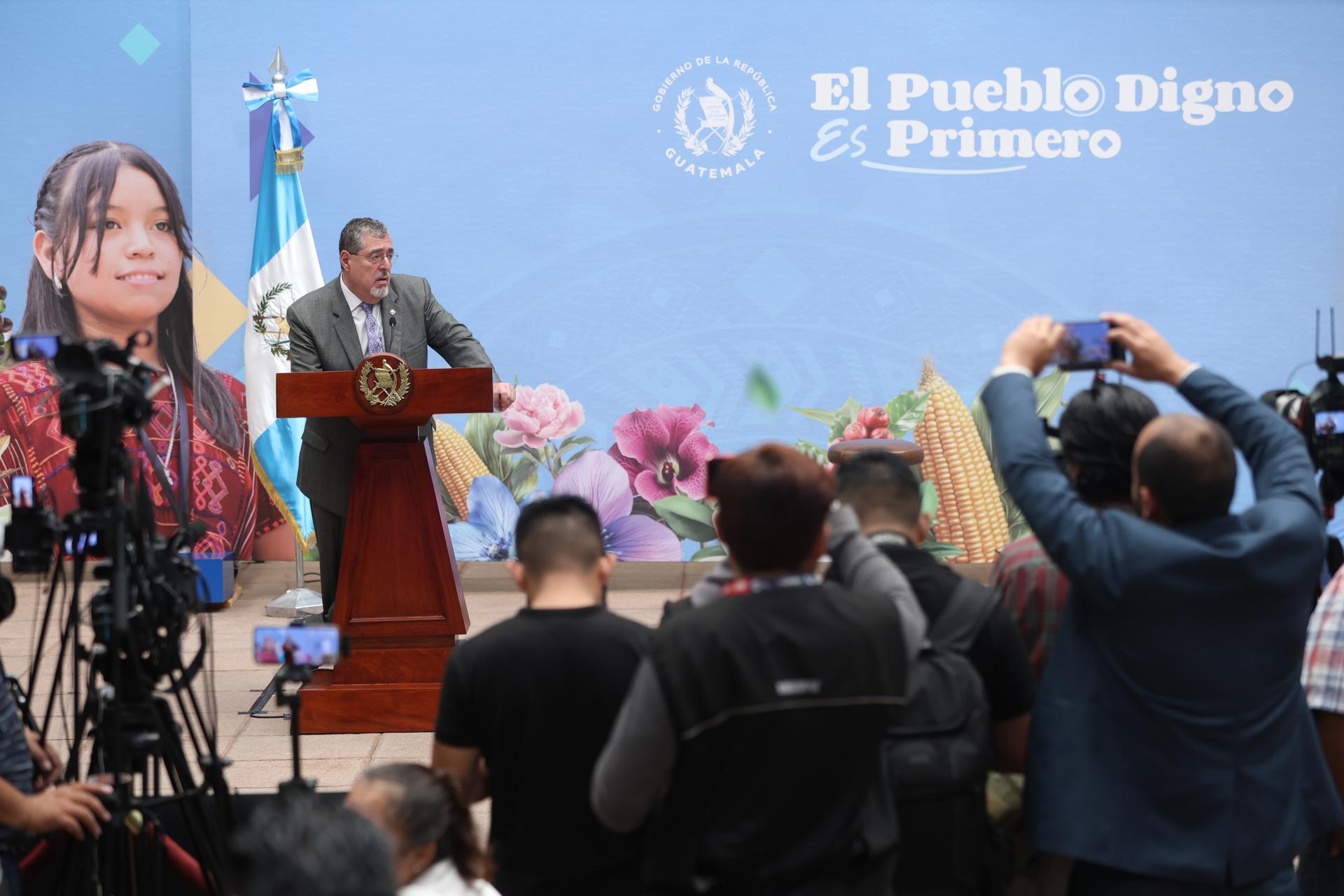 El presidente de Guatemala, Bernardo Arevalo de León, habla en una rueda de prensa este lunes, en el Palacio Nacional de la Cultura en Ciudad de Guatemala (Guatemala). EFE/ Mariano Macz
