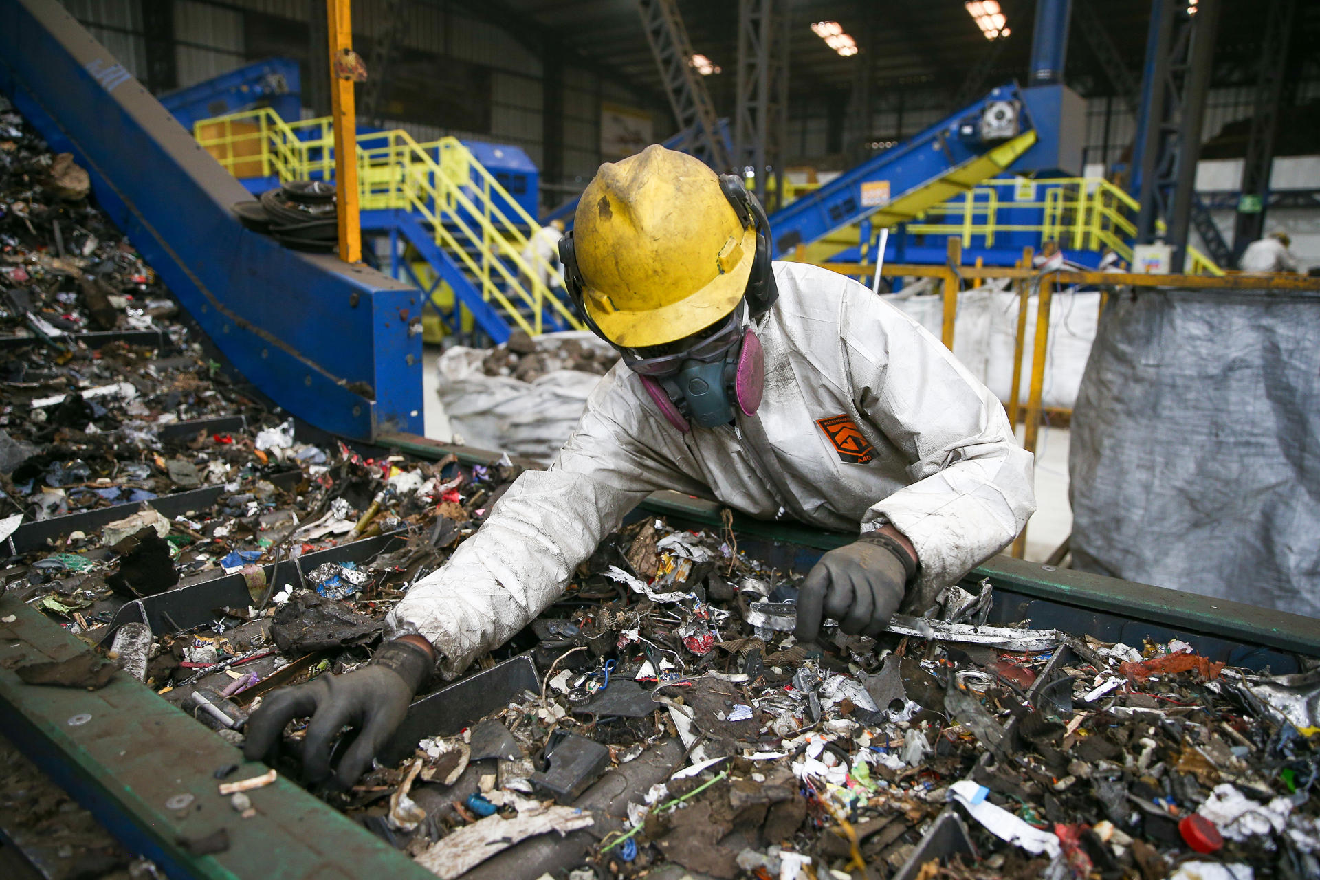 Más de 2,5 millones de toneladas de chatarra han sido recicladas en los últimos quince años en Ecuador para darles una segunda vida y uso en una fábrica que se alimenta cada vez más de energías limpias y renovables para forjar un "acero verde". EFE/ José Jácome
