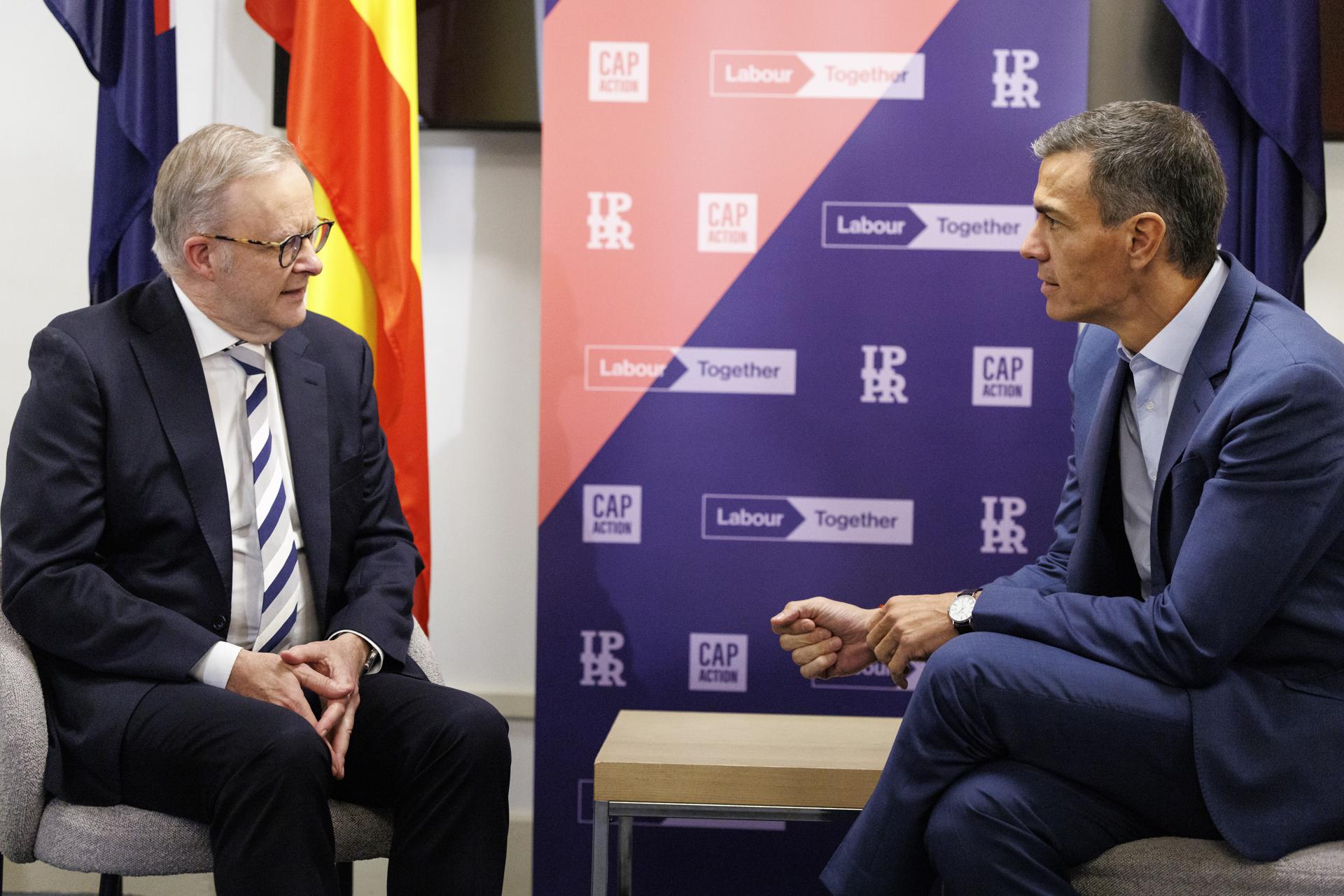 El primer ministro australiano, Anthony Albanese (izquierda), y el presidente del Gobierno español, Pedro Sánchez, se reúnen durante la Cumbre de Acción para el Progreso Global organizada en Londres. EFE/EPA/Tolga Akmen