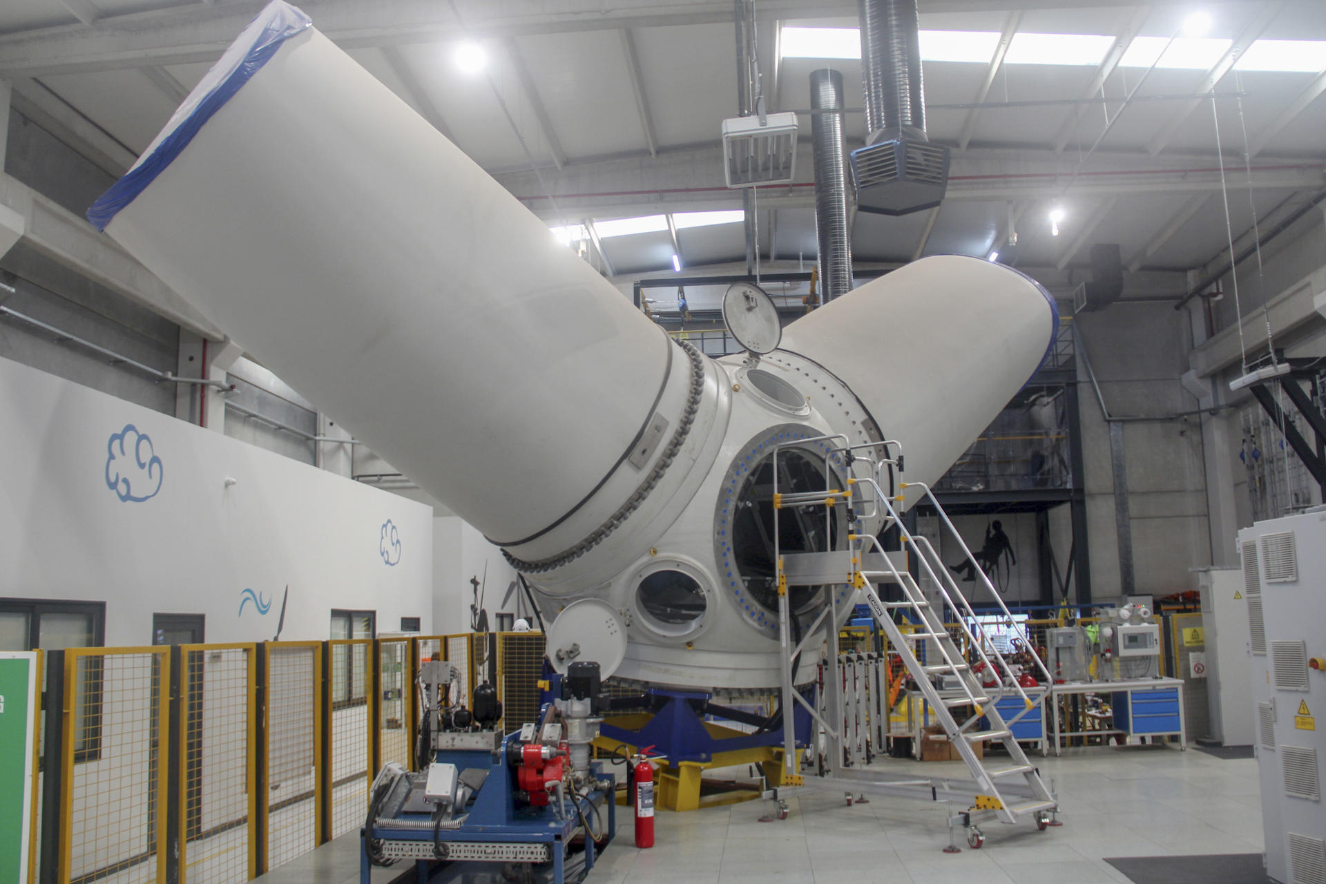 ESTAMBUL, 06/09/2025.- Turbina de un generador eólico en una fábrica de Nordex cerca de Esmirna, Turquía. Turquía, el sexto país de Europa en producción de energía eólica, se ha marcado el objetivo de avanzar a la quinta posición en 2030, al mismo tiempo que invierte para ser también uno de los principales fabricantes de turbinas y generadores y contrarrestar la dependencia tecnológica de China. EFE/ Ilya U. Topper