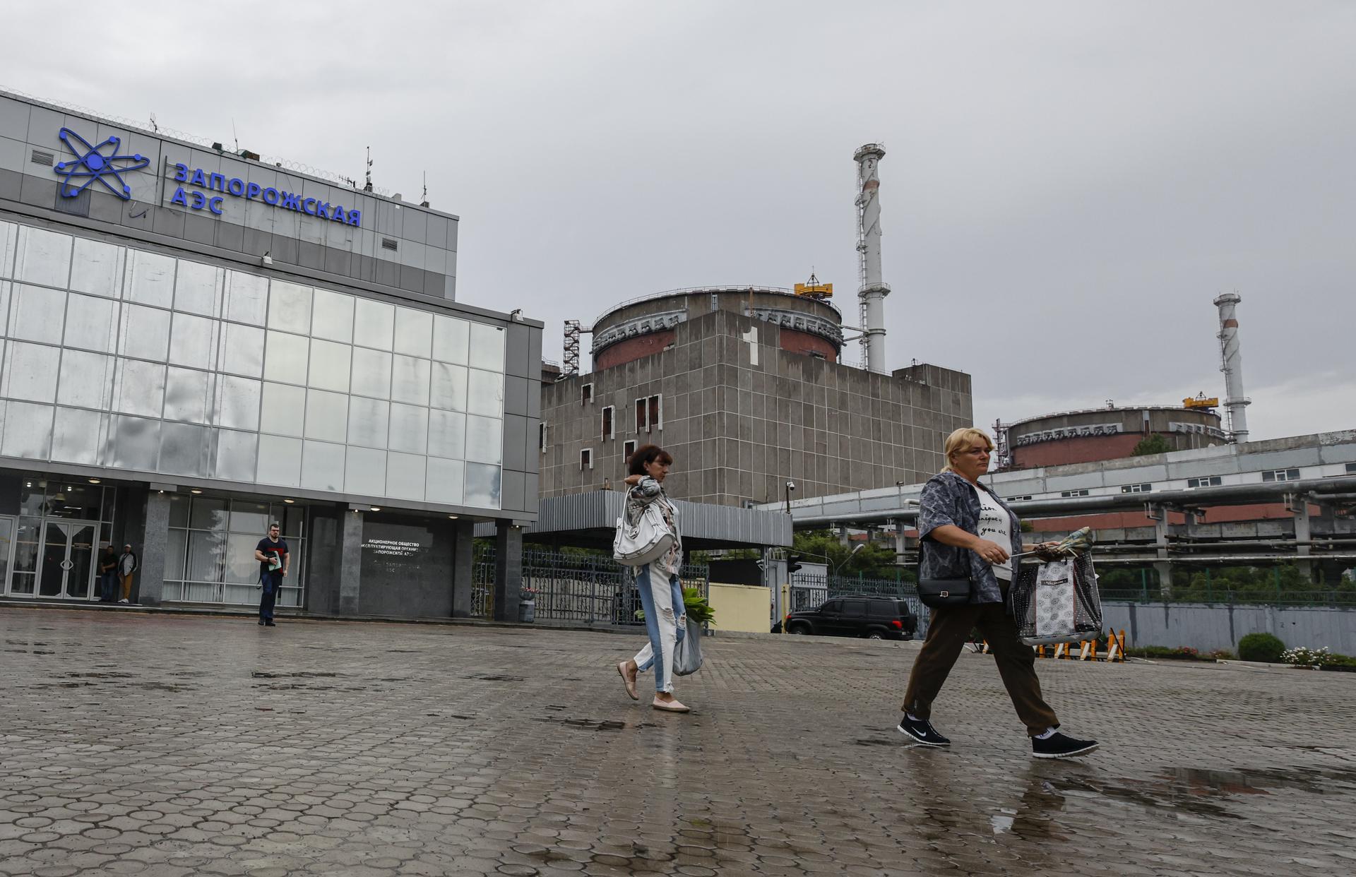 Foto de archivo de la entrada principal de la Central Nuclear de Zaporiyia. EFE/EPA/SERGEI ILNITSKY FOTO DISPONIBLE HOY