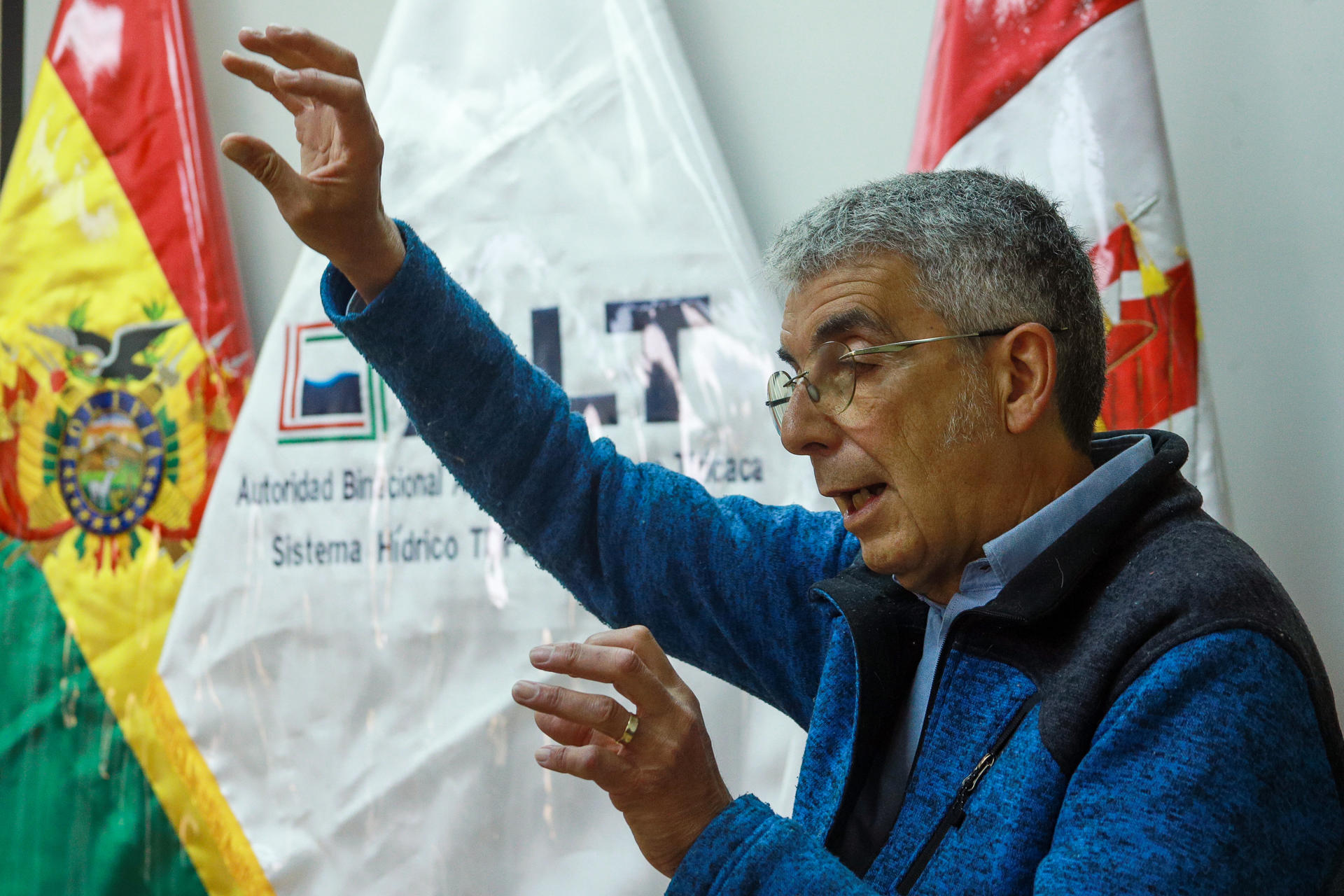 El investigador Xavier Lazzaro, especialista en la contaminación del Lago Titicaca, fue captado el pasado 4 de septiembre, durante una entrevista con EFE, en La Paz (Bolivia).. EFE/ Gabriel Márquez