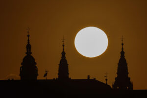 El sol se pone tras la catedral de Santiago, hoy lunes en Santiago de Compostela. EFE/ Lavandeira jr