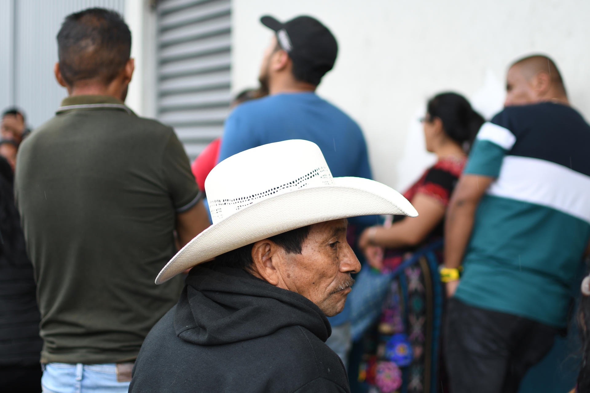 Personas esperan afuera de la Fuerza Aérea Guatemalteca (FAG), a la llegada de sus familiares deportados procedentes de Estados Unidos, el 19 de septiembre de 2025 en Ciudad de Guatemala (Guatemala). EFE/ Alex Cruz
