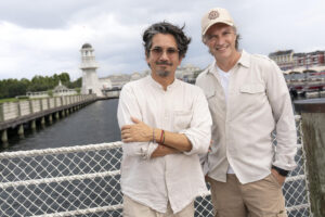 Fotografía cedida por Disney donde aparecen los integrantes del dúo de pop latino Bacilos, Jorge Villamizar (i) y André López (d), quienes serán los grandes mariscales del desfile 'Juntos somos magia' para inaugurar la celebración del Mes de la Herencia Hispana y Latinoamericana en el parque temático Magic Kingdom en Walt Disney World Resort en Lake Buena Vista, Florida (EE.UU.). EFE/Harrison Cooney/Disney /