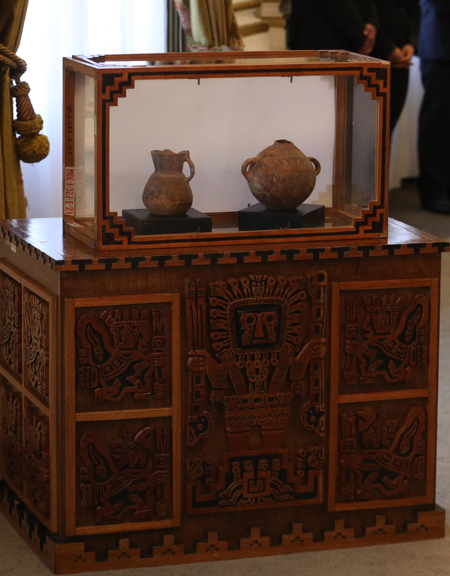 Fotografía de archivo, tomada el 20/04/2022, que muestra dos vasijas precolombinas que fueron recuperadas por el Gobierno de Bolivia, expuestas en la Cancillería de La Paz (Bolivia). EFE/ Martin Alipaz