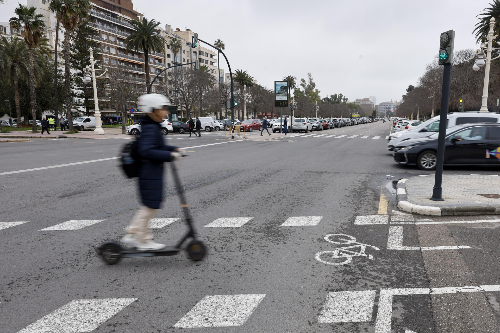 Foto de archivo del cruce donde un joven de 17 años falleció en un accidente de patinete en València en 2023. EFE/Kai Försterling