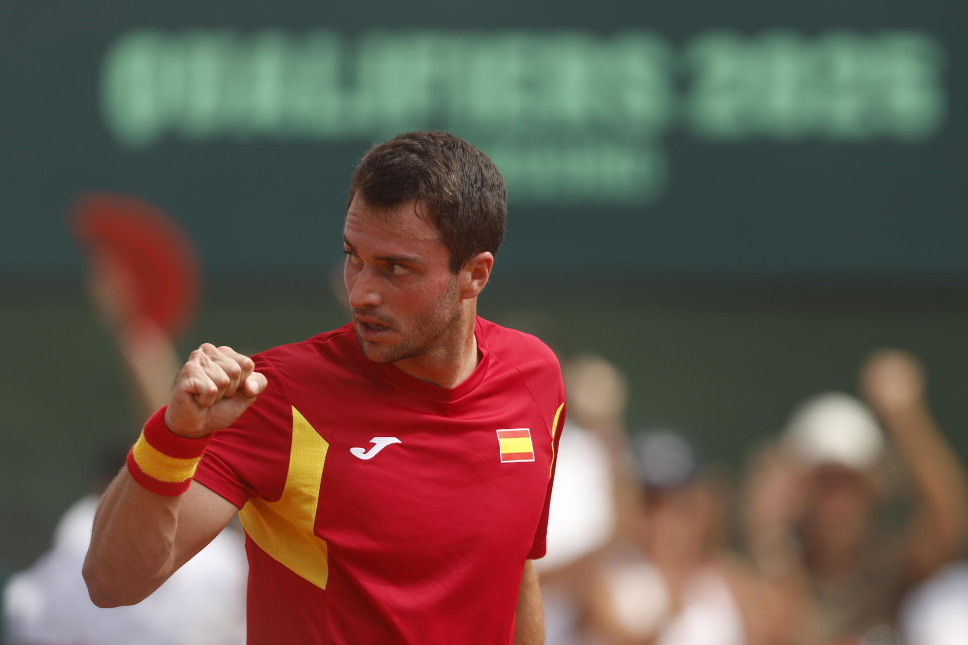 El español Pedro Martínez celebra tras ganar un juego en el segundo set ante el danés Holger Rune durante el partido de Copa Davis disputado este domingo en el club de tenis Puente Romano en Marbella. EFE/ Jorge Zapata