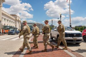 Miembros de la Guardia Nacional patrullan frente a la Union Station en Washington D. C.. EFE/AARON SCHWARTZ