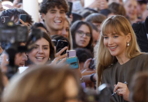La actriz Jennifer Lawrence, atiende a sus admiradores este viernes en el 73 Festival Internacional de Cine de San Sebastián antes de recoger el Premio Donostia. EFE/Juan Herrero.