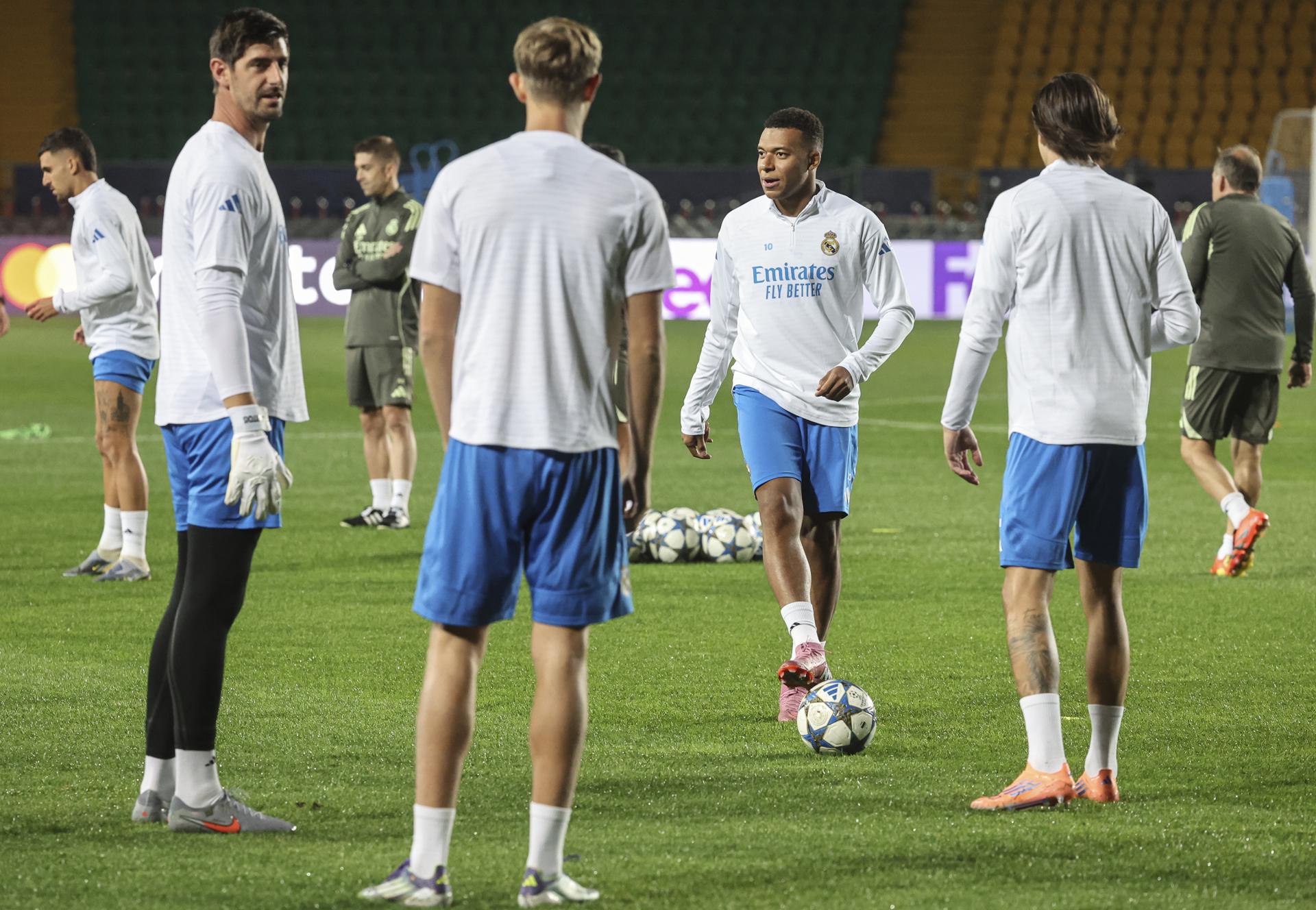 El jugador del Real Madrid Kylian Mbappe, el defensa Dean Huijsen y el portero Thibaut Courtois (I) en el entrenamiento en Almati, Kazajistán. EFE/EPA/MAXIM SHIPENKOV