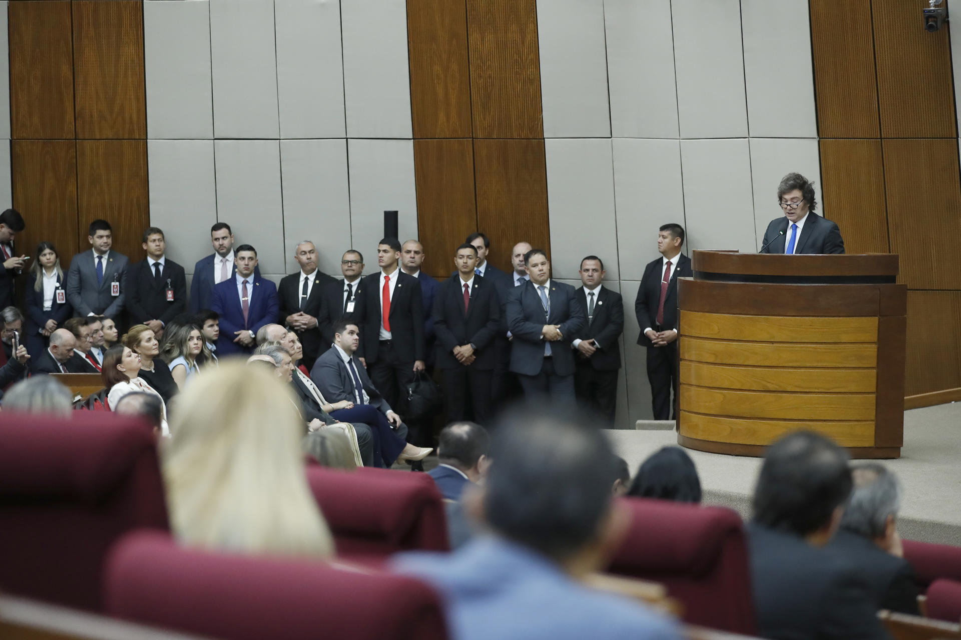 El presidente de Argentina, Javier Milei (d), habla este 17 de septiembre de 2025, en el Palacio Legislativo en Asunción (Paraguay). EFE/ Juan Pablo Pino
