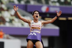 La española María Pérez adelantó este sábado en Tokiosu marcha hacoia la eternidad en el atletismo. EFE/EPA/FRANCK ROBICHON