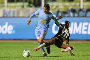 Daniel Cataño (i), de Bolívar, disputa el balón con Ronielson da Silva, de Mineiro, en un partido por los cuartos de final de la Copa Sudamericana entre Bolívar y Atlético Mineiro en el estadio Hernando Siles Reyes, en La Paz (Bolivia). EFE/Luis Gandarillas