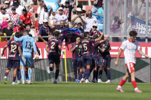GIRONA (ESPAÑA), 20/09/2025.- Los jugadores del UD Levante celebran el tando de Etta Eyong ante el Girona durante el partido de LaLiga disputado este sábado en el estadio municipal de Montilivi en Girona. EFE/David Borrat