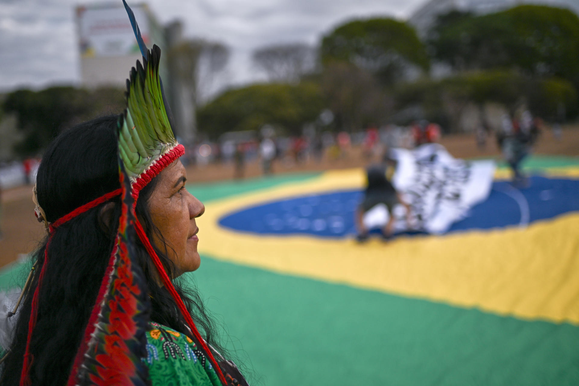 Personas sostienen carteles durante una manifestación este jueves, en la Explanada de los Ministerios, en Brasilia (Brasil). EFE/ Andre Borges