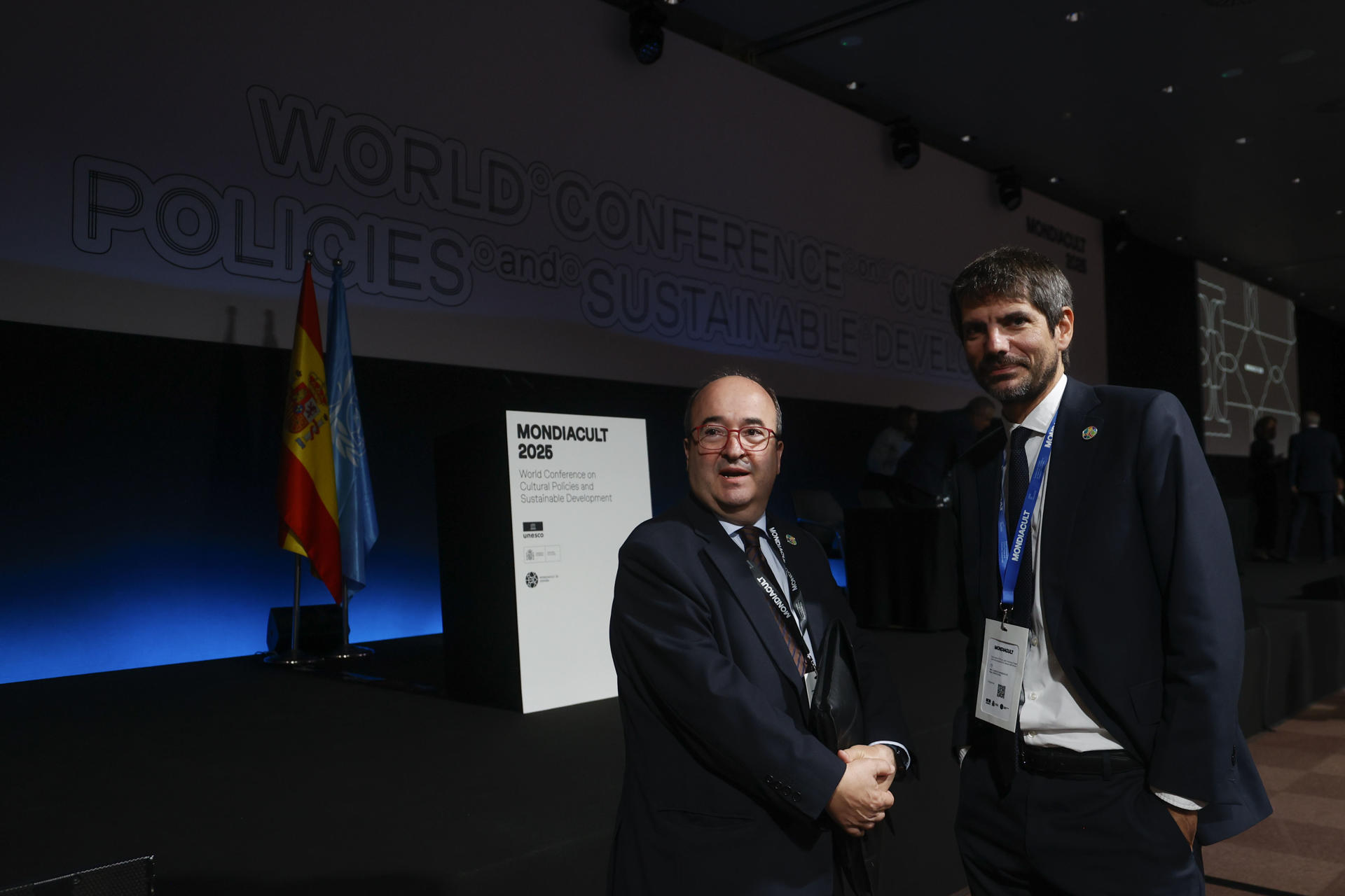 El ministro de Cultura Ernest Urtasun (d), conversa con el embajador de España en la Unesco, Miquel iceta (i), poco antes del Plenario Ministerial de Mondiacult 2025, la Conferencia Mundial de la UNESCO sobre Políticas Culturales y Desarrollo Sostenible, la mayor reunión de ministros de Cultura, donde se presentará el Primer Informe Mundial sobre el estado de la Cultura. EFE/Quique García
