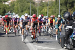 El danés Jonas Vingegaard (c) (Visma Lease a Bike), líder de la clasificación general, al inicio de la última etapa de la Vuelta a España que se disputa entre las localidades madrileñas de Alalpardo y Madrid, con un recorrido 103,6 Km.- EFE/ Javier Lizón