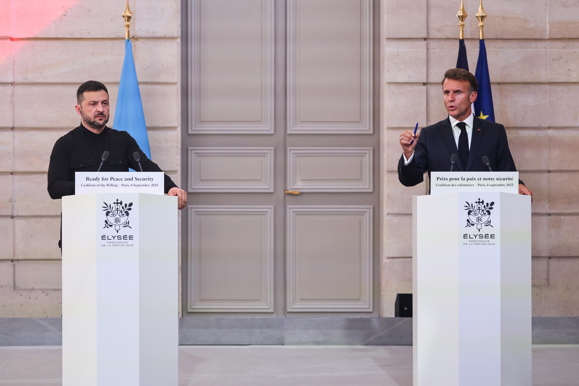 Paris (France), 04/09/2025.- Ukraine's President Volodymyr Zelensky (L) and France's President Emmanuel Macron address a press conference following the Coalition of the Willing Summit, at the Elysee Palace in Paris, France, 04 September 2025. European leaders and Ukrainian President Volodymyr Zelensky met in Paris on 04 September 2025 in a renewed effort to pressure Russia's President Vladimir Putin after he vowed that Russia will continue fighting in Ukraine if no peace deal is reached. (Francia, Rusia, Ucrania) EFE/EPA/LUDOVIC MARIN / POOL MAXPPP OUT
