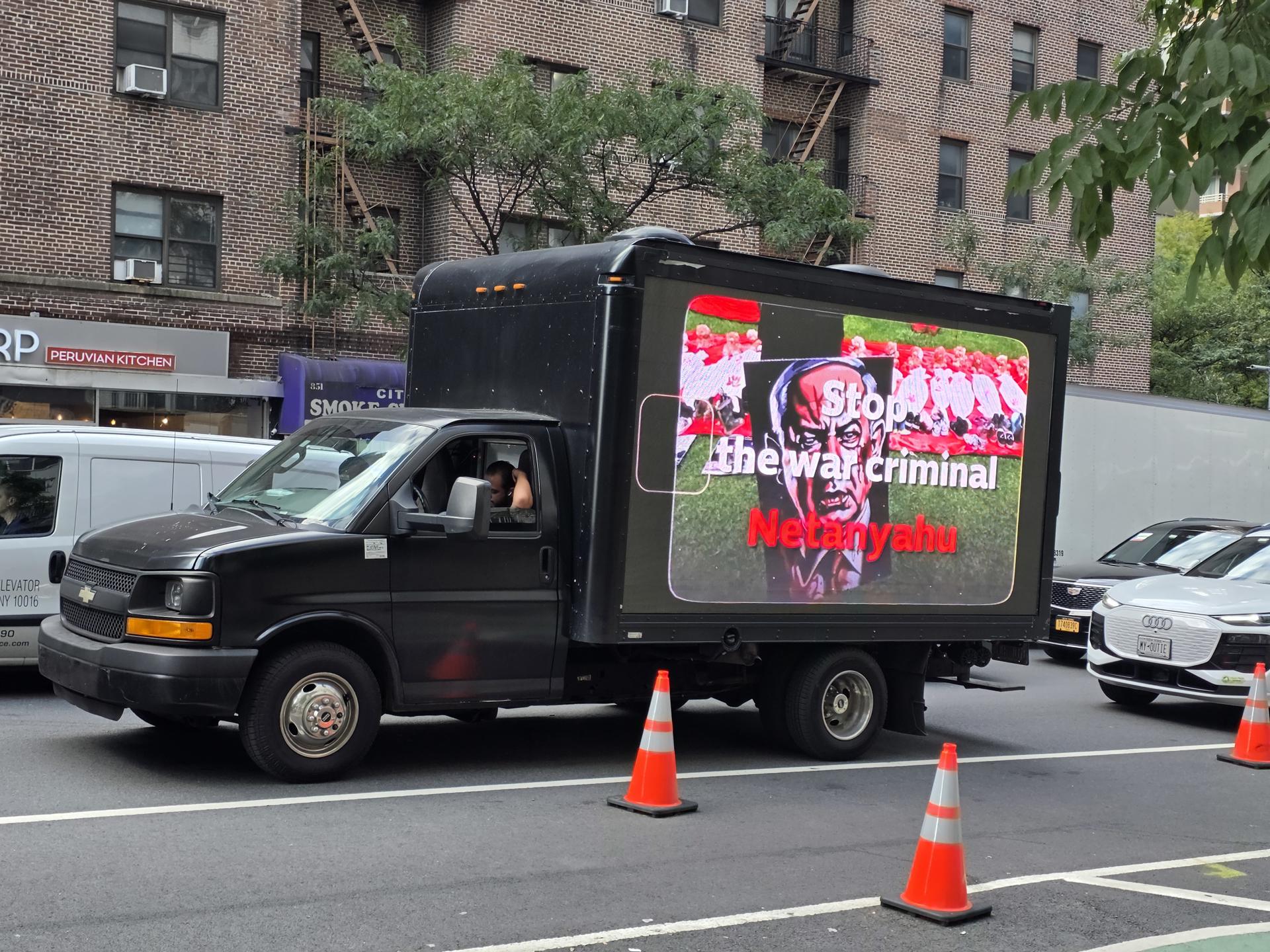 Un camión con pantalla digital denunciando al mandatario israelí Benjamin Netanyahu recorre este viernes, las calles de Nueva York (EE.UU.). EFE/ Alberto Boal