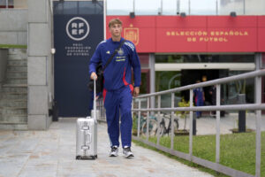 El defensa de la selección española de fútbol Dean Huijsen abandona la Ciudad del Fútbol de Las Rozas, en Madrid, con destino a Sofía para enfrentarse el jueves a la selección de Bulgaria para el Mundial 2026. EFE/RFEF/Ángel Martínez