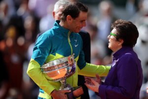 Rafael Nadal recibe La Coupe des Mousquetaires de manos de Billie Jean King (d) en 2022. EFE/EPA/MARTIN DIVISEK