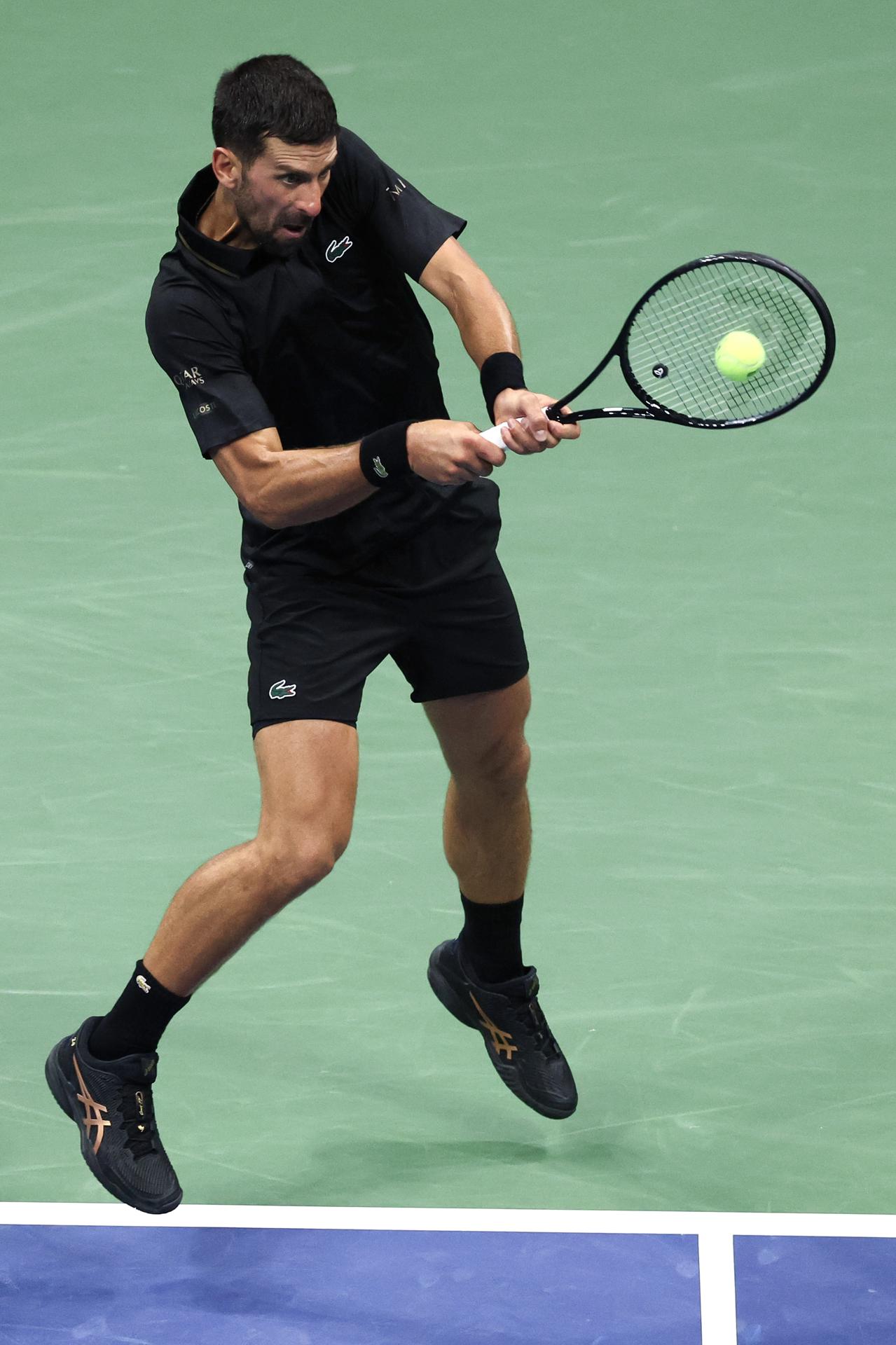 El serbio Novak Djokovic en acción contra Jan-Lennard Struff de Alemania durante la cuarta ronda del Abierto de EE.UU. de Tenis en el Centro Nacional de Tenis USTA Billie Jean King en Flushing Meadows, Nueva York (EE.UU.). EFE/BRIAN HIRSCHFELD