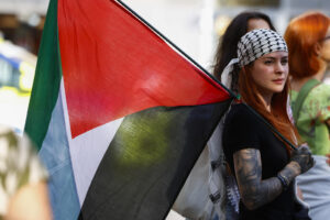 Una joven sostiene una bandera palestina durante una manifestación en Barcelona para denunciar el "genocidio" en la Franja de Gaza por parte de las tropas israelíes..EFE/ Quique García