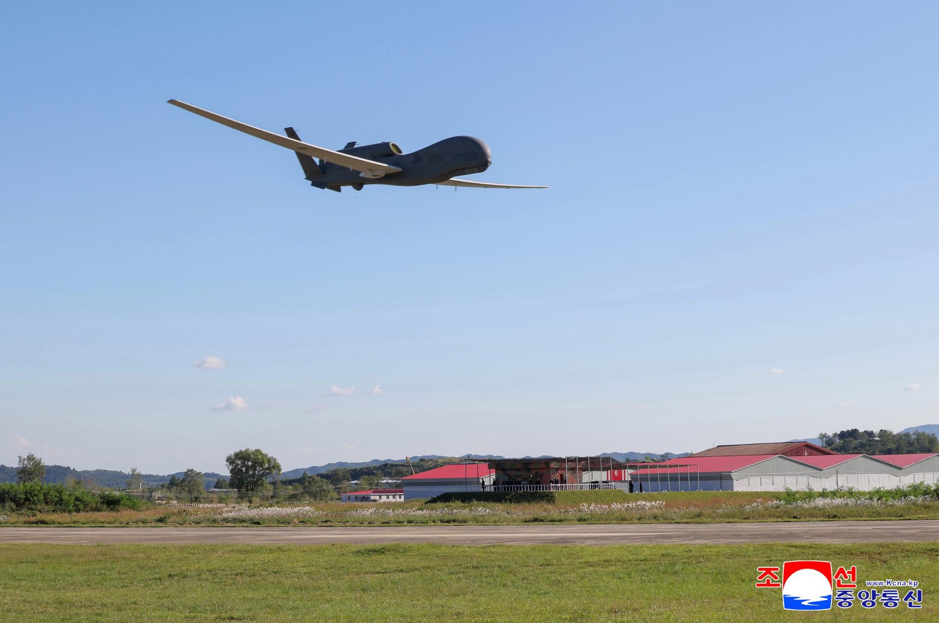 Una foto publicada por la Agencia Central de Noticias de Corea del Norte (KCNA) muestra un dron de ataque táctico volando por el aire mientras Corea del Norte realiza una prueba de rendimiento de drones y otros vehículos aéreos no tripulados, desarrollados y producidos por un instituto y una empresa bajo el Complejo de Tecnología Aeronáutica No Tripulada, en un lugar no revelado en Corea del Norte, el 18 de septiembre de 2025.. EFE/EPA/KCNA