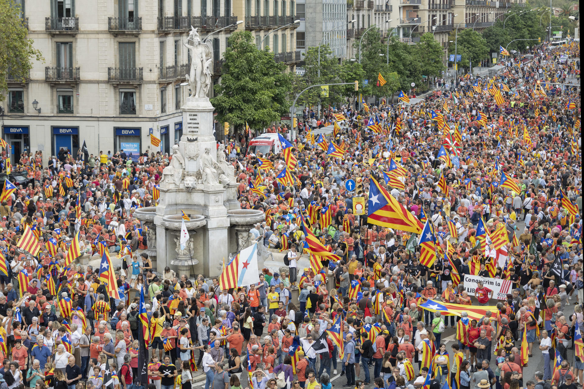 Vista de la movilización convocada por la ANC y otras entidades independentistas con motivo de la Diada del 11 de septiembre, este jueves en Barcelona.-EFE/ Marta Pérez