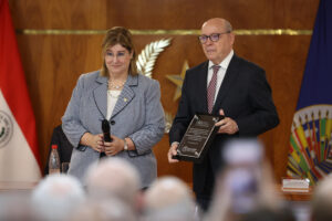 La presidenta de la Corte Interamericana de Derechos Humanos, Nancy Hernández, entrega una placa conmemorativa al presidente de la Corte Suprema de Justicia de Paraguay, César Diesel, durante la inauguración del 180 período ordinario de sesiones de la Corte IDH este lunes, en Asunción (Paraguay). EFE/ Juan Pablo Pino