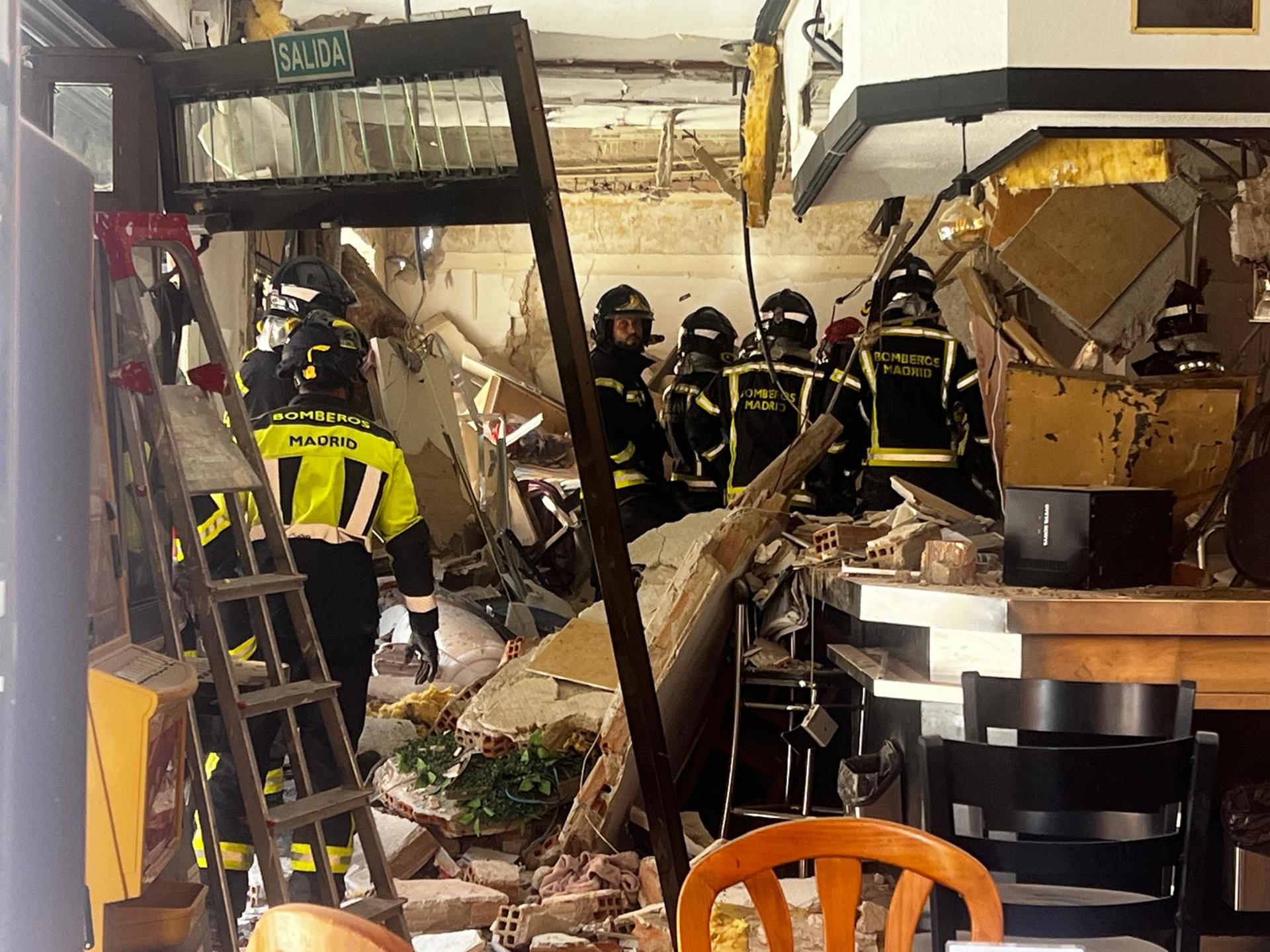 Al menos 14 personas han resultado heridas, una de ellas de gravedad, tras una explosión en el bar 'Mis Tesoros' de la calle Manuel Maroto de Puente de Vallecas, que ha afectado también al edificio superior de viviendas. EFE/Emergencias Madrid/SOLO USO EDITORIAL/SOLO DISPONIBLE PARA ILUSTRAR LA NOTICIA QUE ACOMPAÑA (CRÉDITO OBLIGATORIO)