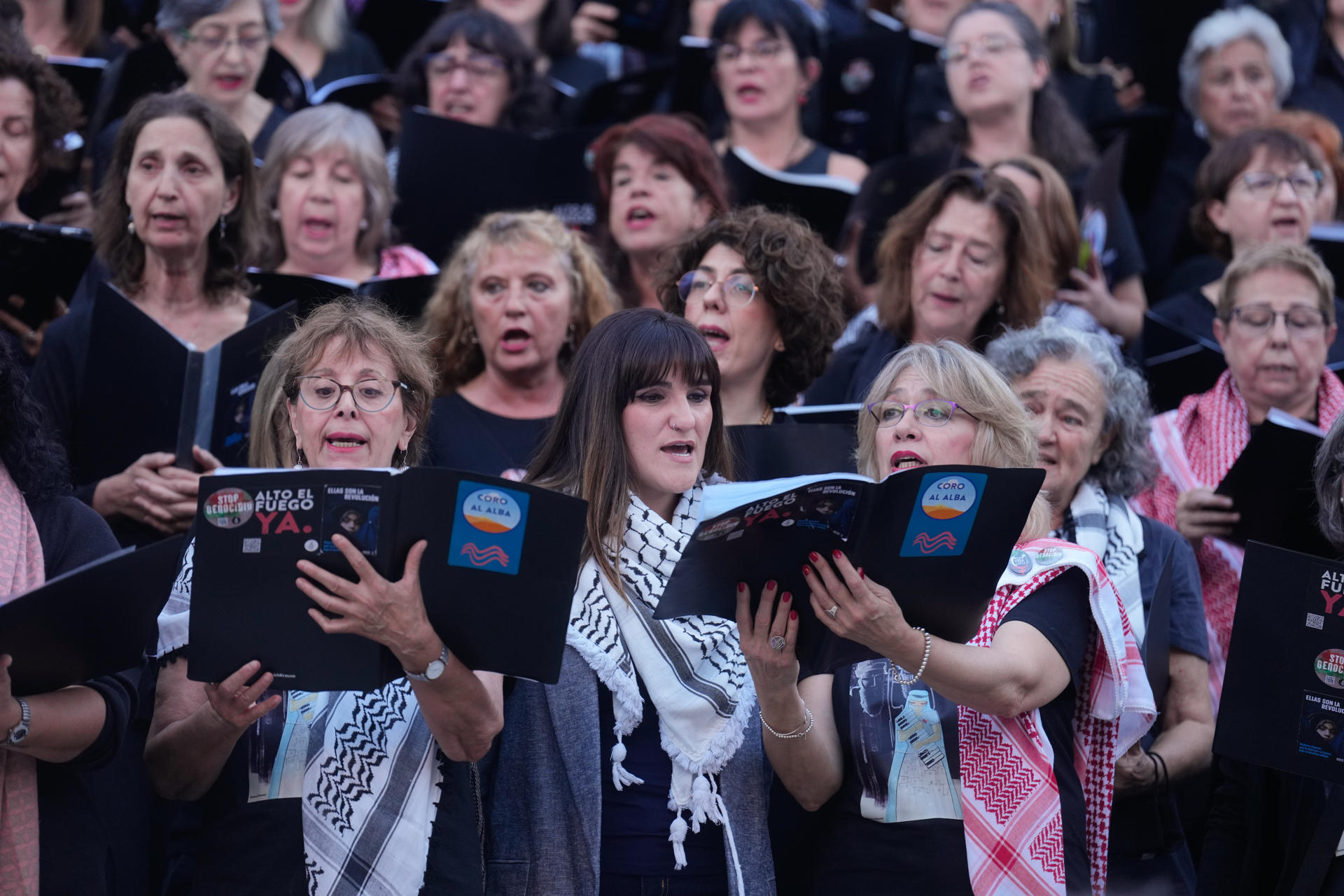 La cantante y compositora Rozalén durante el concierto a capela que se ha celebrado hoy viernes en la escalinata del museo Reina Sofía de Madrid para denunciar la vulneración de derechos humanos que se esta produciendo en Gaza y Afganistán. EFE / Borja Sánchez-Trillo.