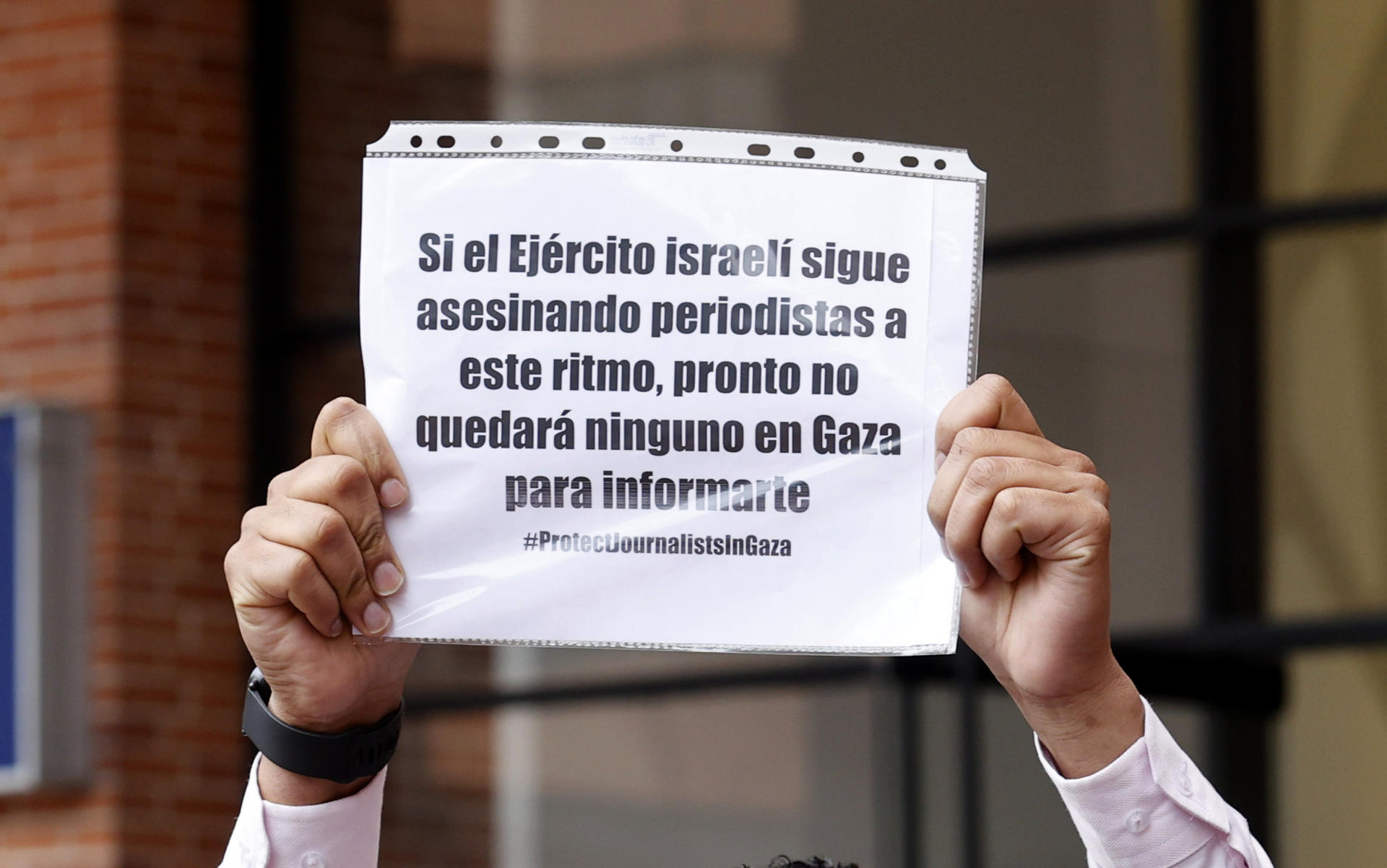 Fotografía de un cartel durante el plantón realizado por periodistas de varios medios internacionales frente a las instalaciones de la Agencia EFE este lunes, en Bogotá (Colombia). EFE/ Mauricio Dueñas Castañeda