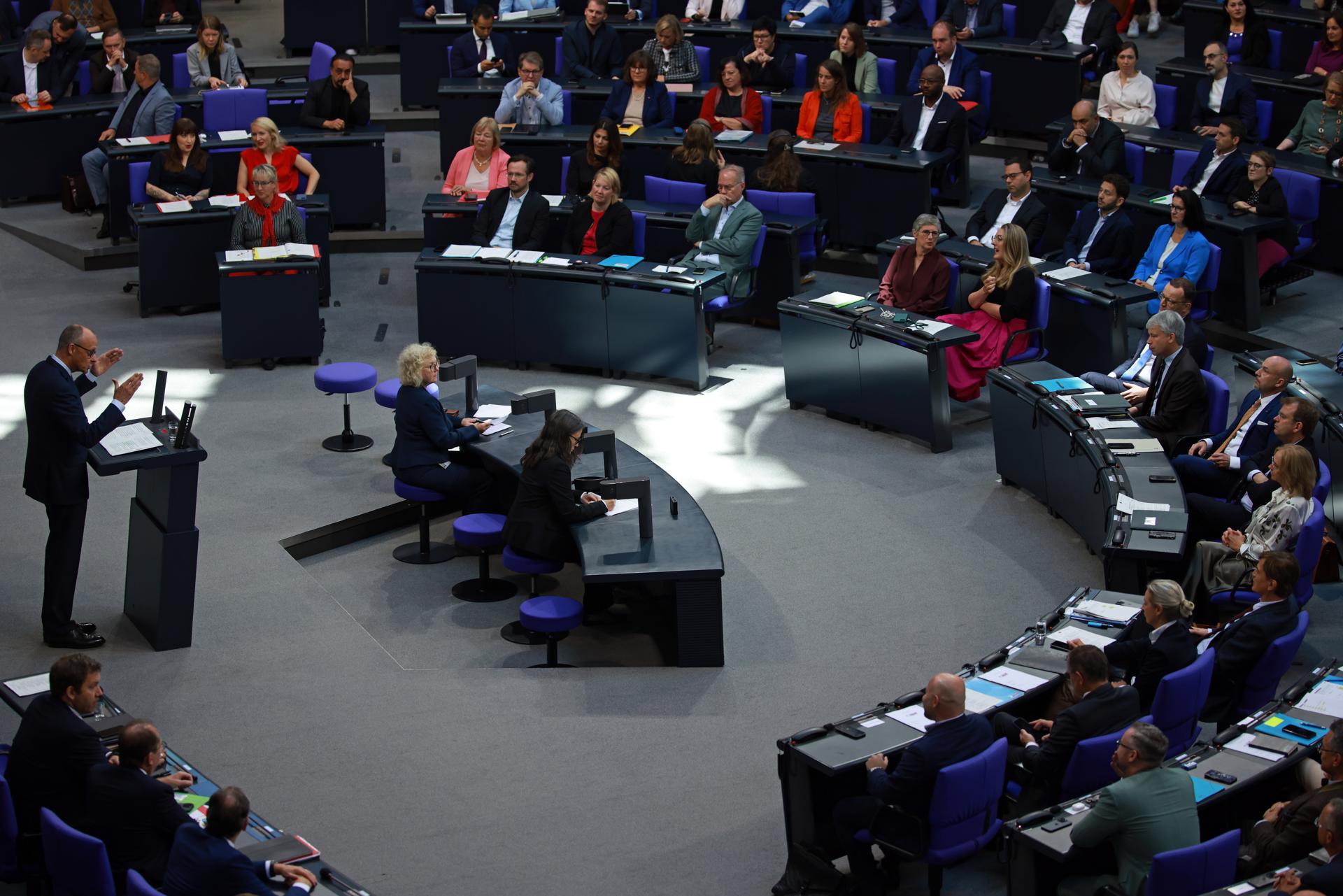 El canciller alemán, Friedrich Merz (I) habla durante una sesión en el Parlamento Alemán (Bundestag) en Berlín, el 24 de septiembre de 2025. EFE/EPA/CLEMENS BILAN
