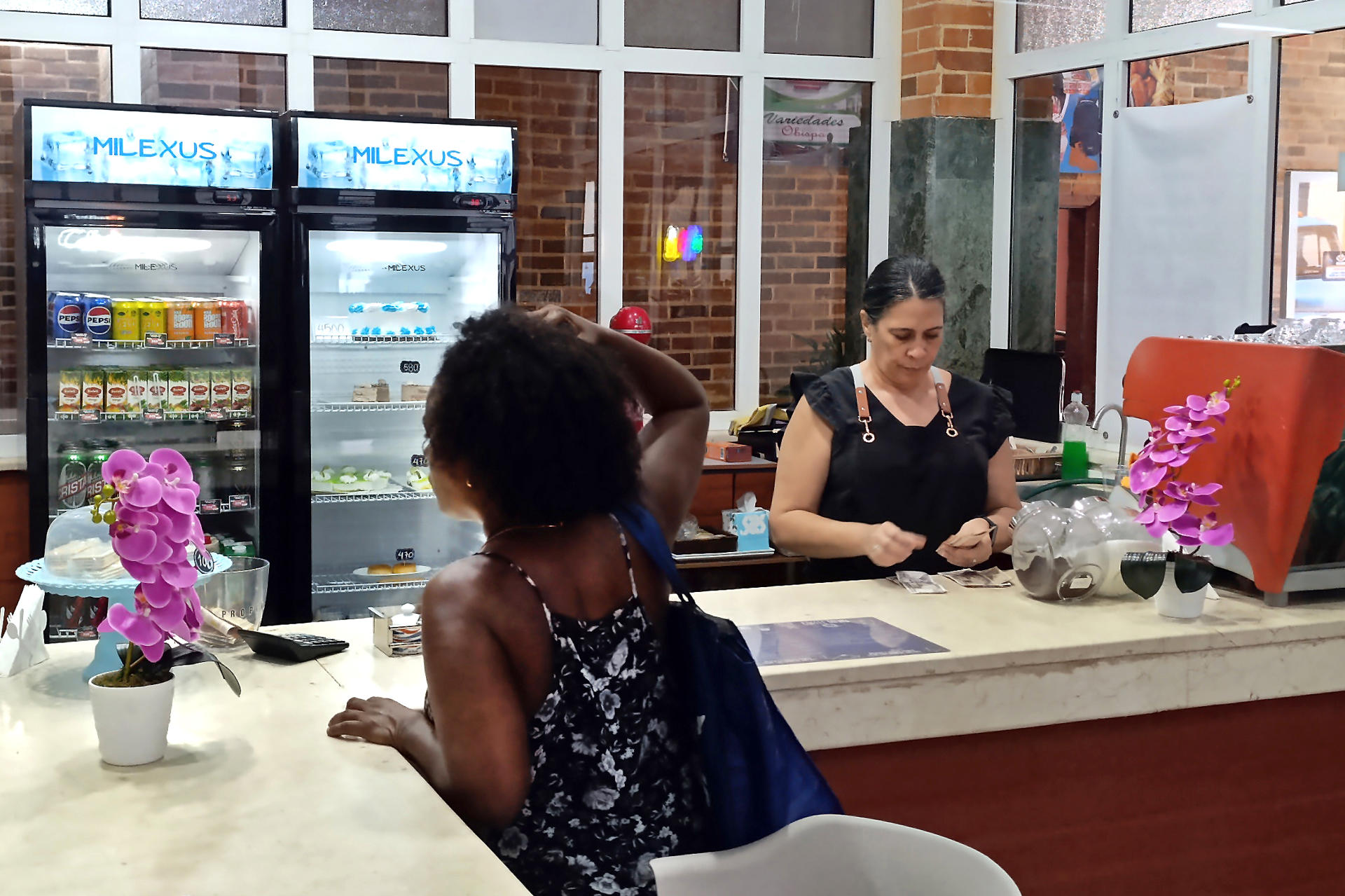 Una mujer fue captada el pasado 6 de septiembre al atender una cafetería en La Habana (Cuba). EFE/Ernesto Mastrascusa