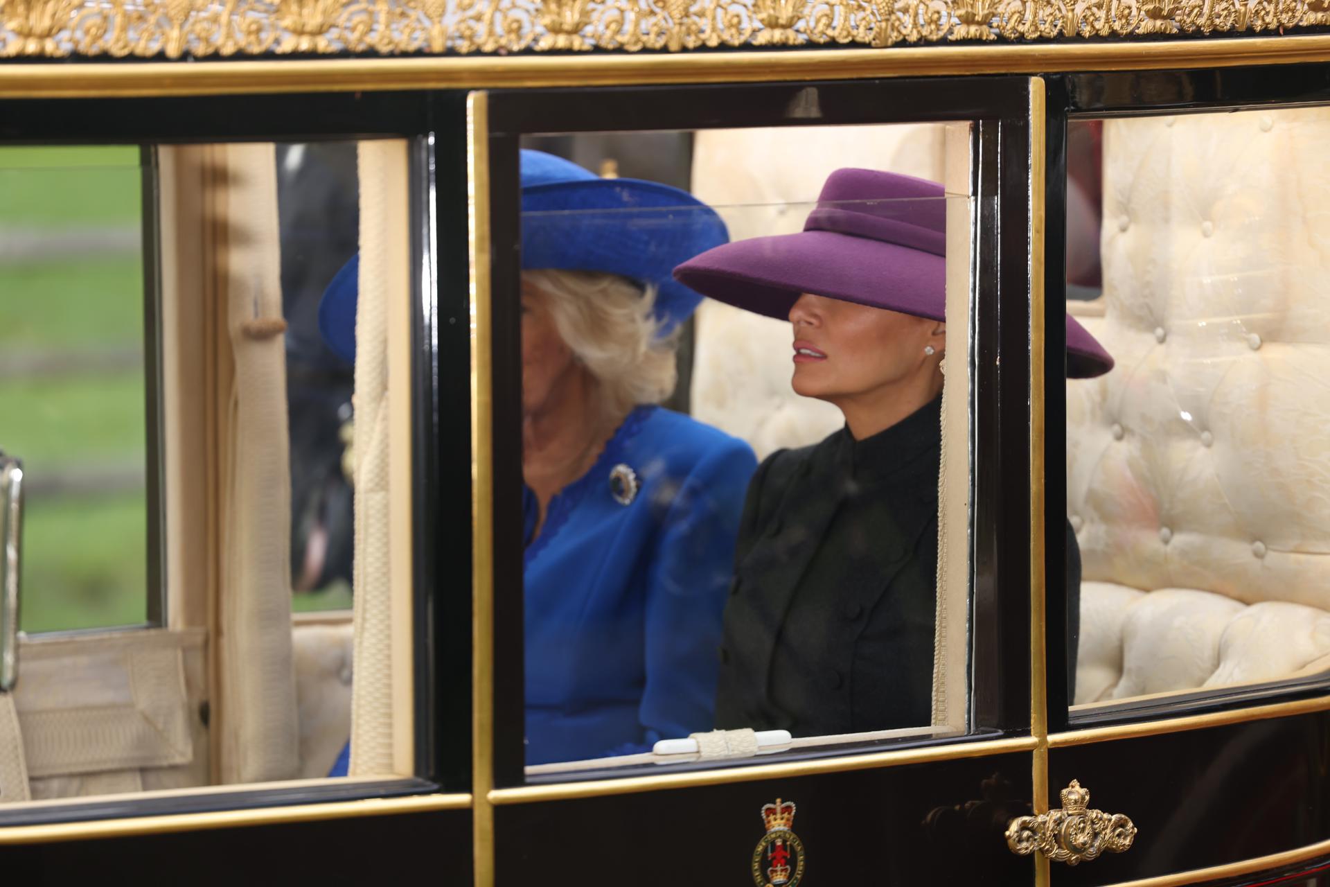 Foto facilitada por el Ministerio de Defensa británico que muestra a la reina británica Camilla (I) y a la primera dama de Estados Unidos, Melania Trump (D), durante un paseo en carruaje hacia el Castillo de Windsor, Reino Unido, el 17 de septiembre de 2025. EFE/EPA/SSgt Donald C TODD/UK MOD HANDOUT HANDOUT EDITORIAL USE ONLY/NO SALES
