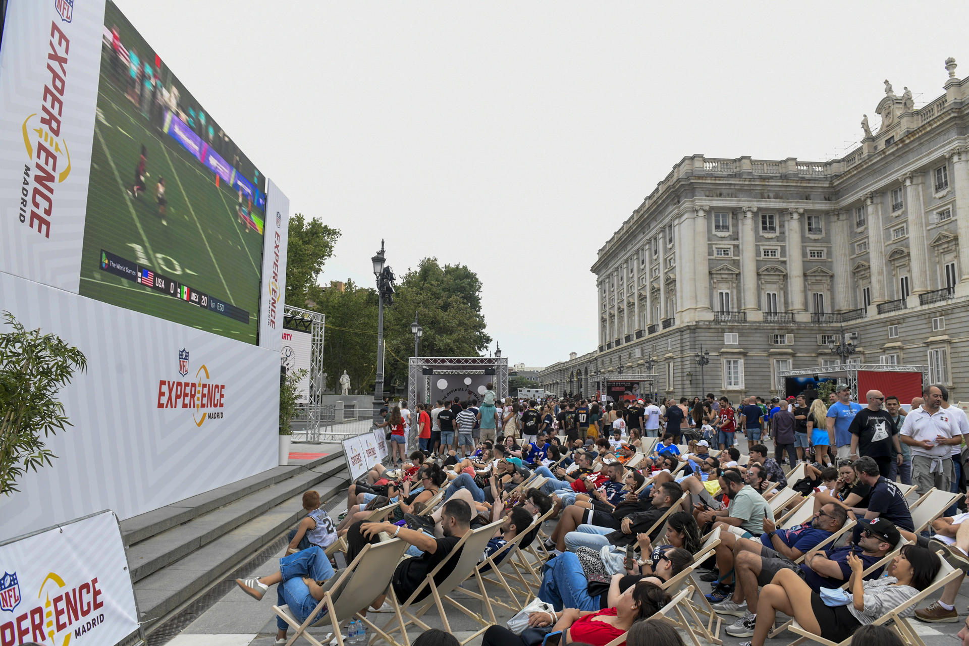Fotografía de Víctor Lerena, en la que puede verse en una imagen de archivo del 7 de septiembre de 2025 a asistentes a la ´NFL Experience Madrid Watch Party´, celebrada en esa jornada en Madrid. EFE