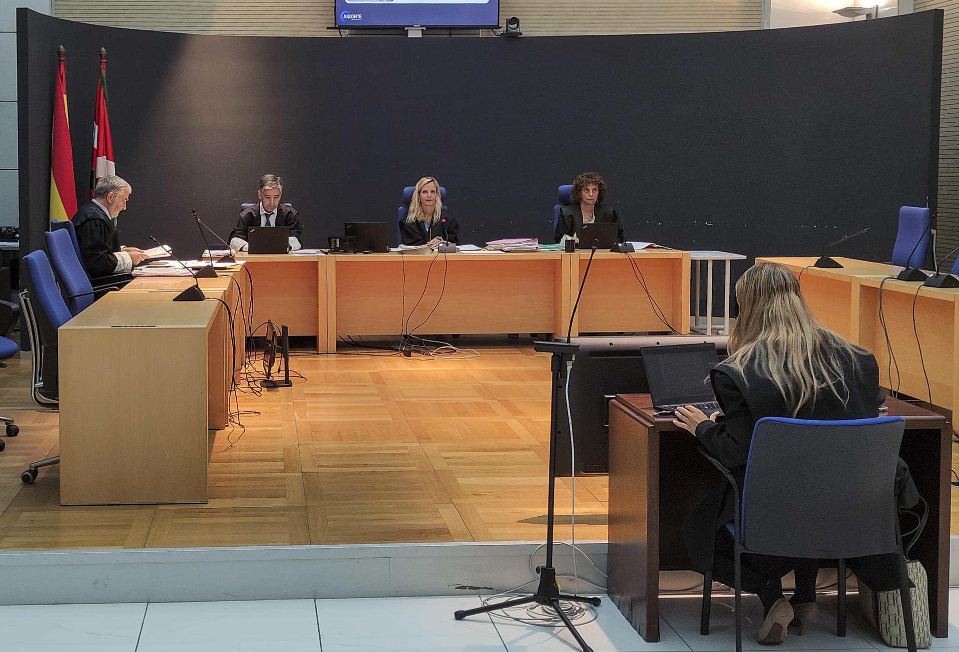 Vista de la sala momentos antes del inicio este martes del juicio a una pareja que se enfrenta a una petición de siete años y siete meses de cárcel por parte de la Fiscalía de Gipuzkoa, acusada de intentar asesinar a su bebe de 2 meses zarandeándola, a sabiendas de que ello podría ocasionar la muerte de la pequeña, quien sufrió graves lesiones que hicieron peligrar su vida. EFE/Javier Etxezarreta