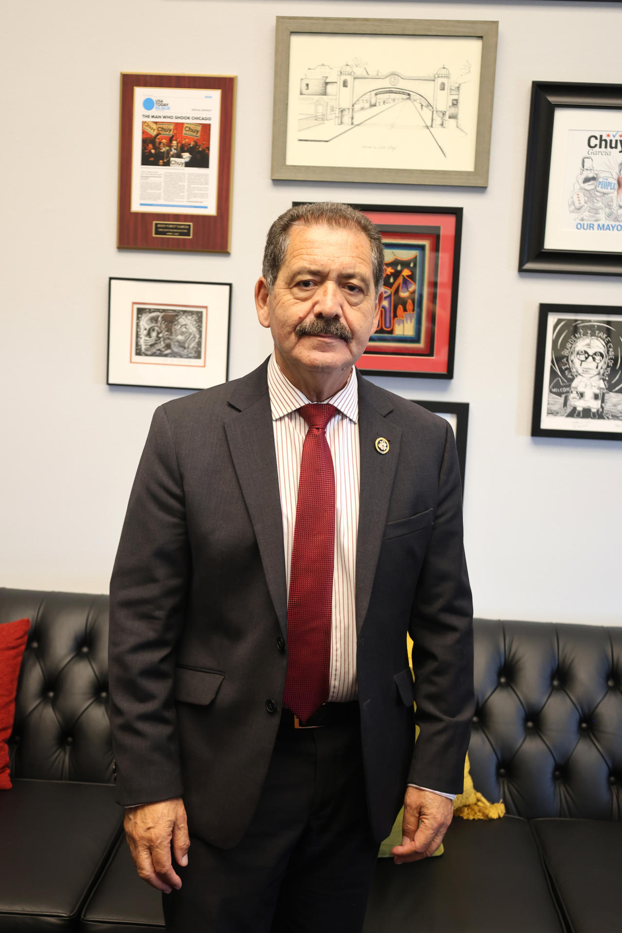 El congresista demócrata de Chicago Jesús 'Chuy' García posa durante una entrevista con EFE este 9 de septiembre de 2025, en Washington (Estados Unidos). EFE/ Octavio Guzmán