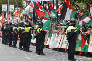 La iniciativa Gernika Palestina ha invadido este miércoles un tramo de la Gran Vía de Bilbao al paso de la Vuelta ciclista por la capital vizcaína en protesta por la participación del equipo Israel Premier Tech y en apoyo a Palestina por lo que ha tenido que intervenir la Ertzaintza y modificar la línea de meta. EFE/ Miguel Toña
