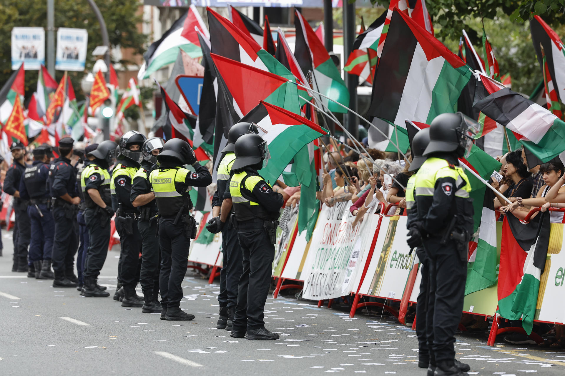 La iniciativa Gernika Palestina ha invadido este miércoles un tramo de la Gran Vía de Bilbao al paso de la Vuelta ciclista por la capital vizcaína en protesta por la participación del equipo Israel Premier Tech y en apoyo a Palestina por lo que ha tenido que intervenir la Ertzaintza y modificar la línea de meta. EFE/ Miguel Toña