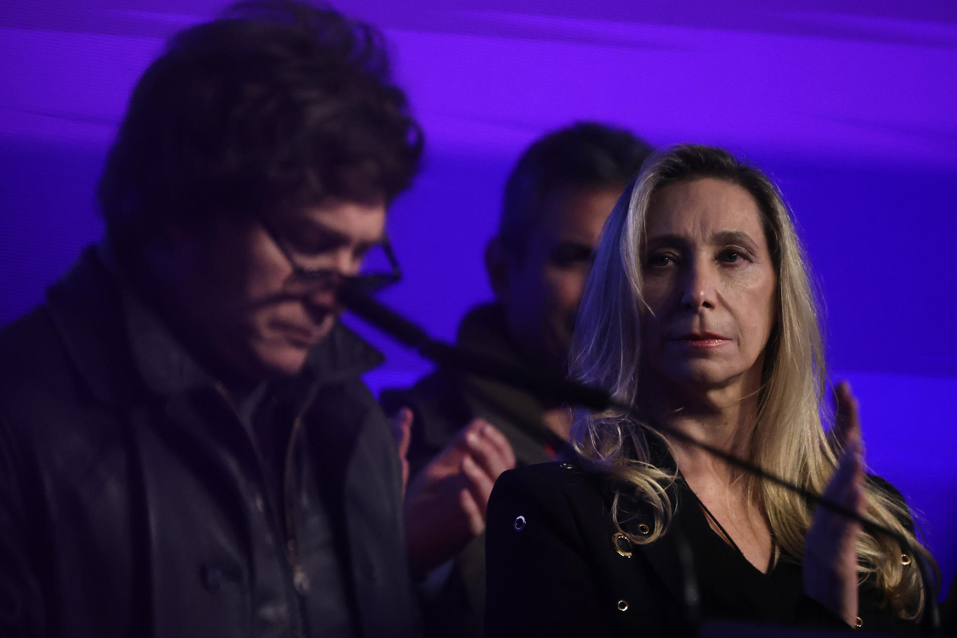 Javier Milei, presidente de Argentina, luego de conocer los resultados electorales de las legislativas este domingo, en Buenos Aires (Argentina), juntoa él su hermana y secretaria general de la Presidencia, Karina Miei. EFE/ Juan Ignacio Roncoroni