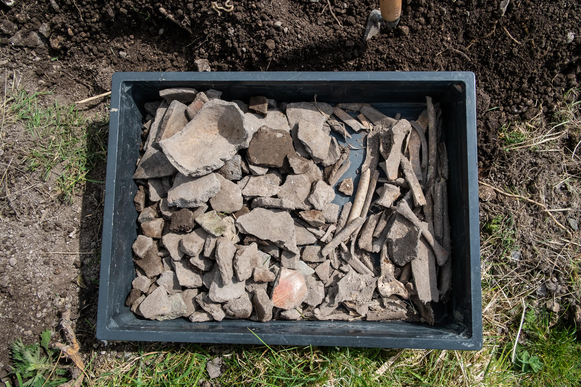 El vertedero prehistórico en el yacimiento arqueológico de East Chisenbury en proceso de excavación. Crédito: Cardiff University/SOLO USO EDITORIAL